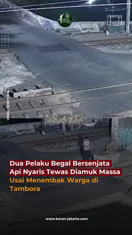 Dua pelaku begal bersenjata api nyaris tewas diamuk massa setelah menembak seorang warga di kawasan Jalan Sawah Lio V, Kelurahan Jembatan Lima, Kecamatan Tambora, Jakarta Barat, Kamis malam (23/10/2025). Berdasarkan keterangan polisi dan saksi, kedua pelaku berinisial M (27) dan A (30) kedapatan mencoba mencuri sepeda motor yang terparkir di gang sempit dekat Alva Bengkel Yanto Ambon sekitar pukul 18.45 WIB. Aksi mereka diketahui oleh seorang warga berinisial J yang sedang melintas, sehingga salah satu pelaku panik dan melepaskan tiga tembakan ke udara, salah satu peluru pantul mengenai dada korban. Korban langsung tersungkur dan dilarikan ke RS Tarakan untuk mendapatkan perawatan intensif. Warga sekitar yang mendengar tembakan segera berhamburan mengejar kedua pelaku, yang berusaha melarikan diri menggunakan sepeda motor, hingga akhirnya tertangkap tak jauh dari lokasi. Amukan massa menyebabkan keduanya menderita luka parah sebelum diamankan aparat Polsek Tambora. Petugas kepolisian yang tiba di lokasi langsung mengamankan situasi dan mengevakuasi pelaku ke rumah sakit. Barang bukti yang disita antara lain satu pucuk senjata api rakitan jenis Colt, tiga butir peluru aktif, kunci T, dan sepeda motor pelaku. Hingga kini, pelaku masih dalam perawatan medis, sementara identitas lengkap korban dan status profesinya belum dapat dipastikan. Kepolisian Polsek Tambora menyatakan bahwa penyelidikan masih terus berlangsung, termasuk menelusuri asal senjata api rakitan dan kemungkinan keterlibatan pelaku dalam jaringan begal bersenjata di wilayah Jakarta Barat. Hingga malam hari, lokasi kejadian tetap dipadati warga yang penasaran, menambah catatan panjang terkait tindak kriminal bersenjata di kawasan padat penduduk Jakarta Barat. #KoranJakarta #BegalJakartaBarat #Tambora #KriminalitasJakarta