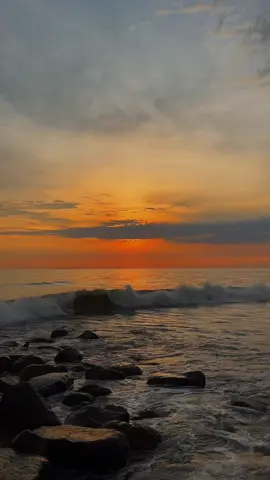 sejelas apapun logika menunjukkan jalannya, perempuan sering tersesat karena perasaannya #4u #lagutimur 