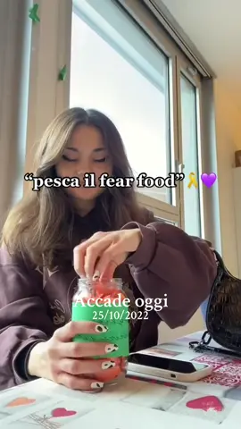 #accadeoggi Credo che in molti si ricorderanno di questo video di esattamente tre anni fa. Per me, invece, rivederlo è stato un colpo al cuore. Sono passati tre anni dal periodo più brutto di tutta la mia vita, e io non credevo che lo avrei mai superato. Di queste ragazze alcune le sento ancora, altre no… ma una cosa è certa: in quel momento c’eravamo solo noi a capirci e a supportarci. In questo video c’è chi, a distanza di anni, ne è uscito. E c’è anche chi ne è ancora dentro, perché bisogna ricordare che il percorso di recovery non è una linea retta e che di conseguenza ognuno la percorre in tempi e modi diversi. Vi ringrazio di esserci stati in quel periodo della mia vita e ringrazio maggiormente chi è rimasto e mi ha vista rinascere, diventando chi sono ora. Grazie.💜 #🎗️💜 #fiocchettolilla #siamopiufortinoi🏆 #dcarecovery 