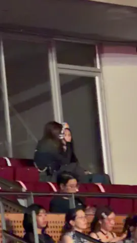 น้องออมถ่ายพี่หลิงด้วย ☺️  #ZNNCrazyInLoveConcert #Linglingkwong #Ormkornnaphat ##LingOrm #หลิงออม cr.rubby_gg