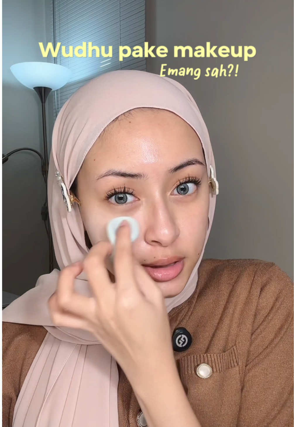 Dilema menjadi muslimah tp msh mau makeupan tuh gini😢 tapi emg pake twc tuh lebih sat set selesai tuh complexion. Jadi buat solat juga ga keganggu, apalagi TWC @Wardah Beauty Official coverage nya nampol pisann #bedakpadat #bedakpadatwardah #bedaktealwardah 