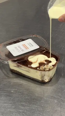 poured tiramisu at home☕️✨  #brownies #browniespanggang #tiramisu #SmallBusiness #fyp 