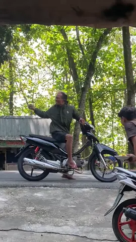 unturen bassseeee jie....🤣 wes lek penting sak bahagiamu Kono, sak karepe karepmu Kono penting Ra Kon ngeterno sontek loya😁