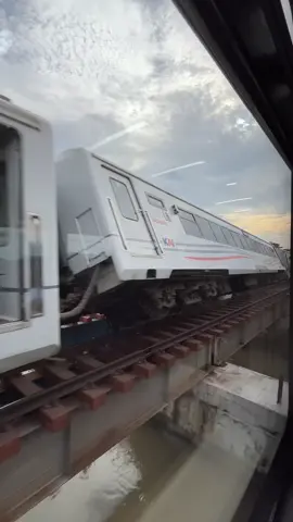 KERETA 58F PURWOJAYA YANG ANJLOK DI STASIUN KEDUNGGEDEH Video direkam dari KA 103 Bogowonto Kereta pertama dari luar Jakarta yang melintas TKP kejadian #anjlok #keretaapiindonesia 