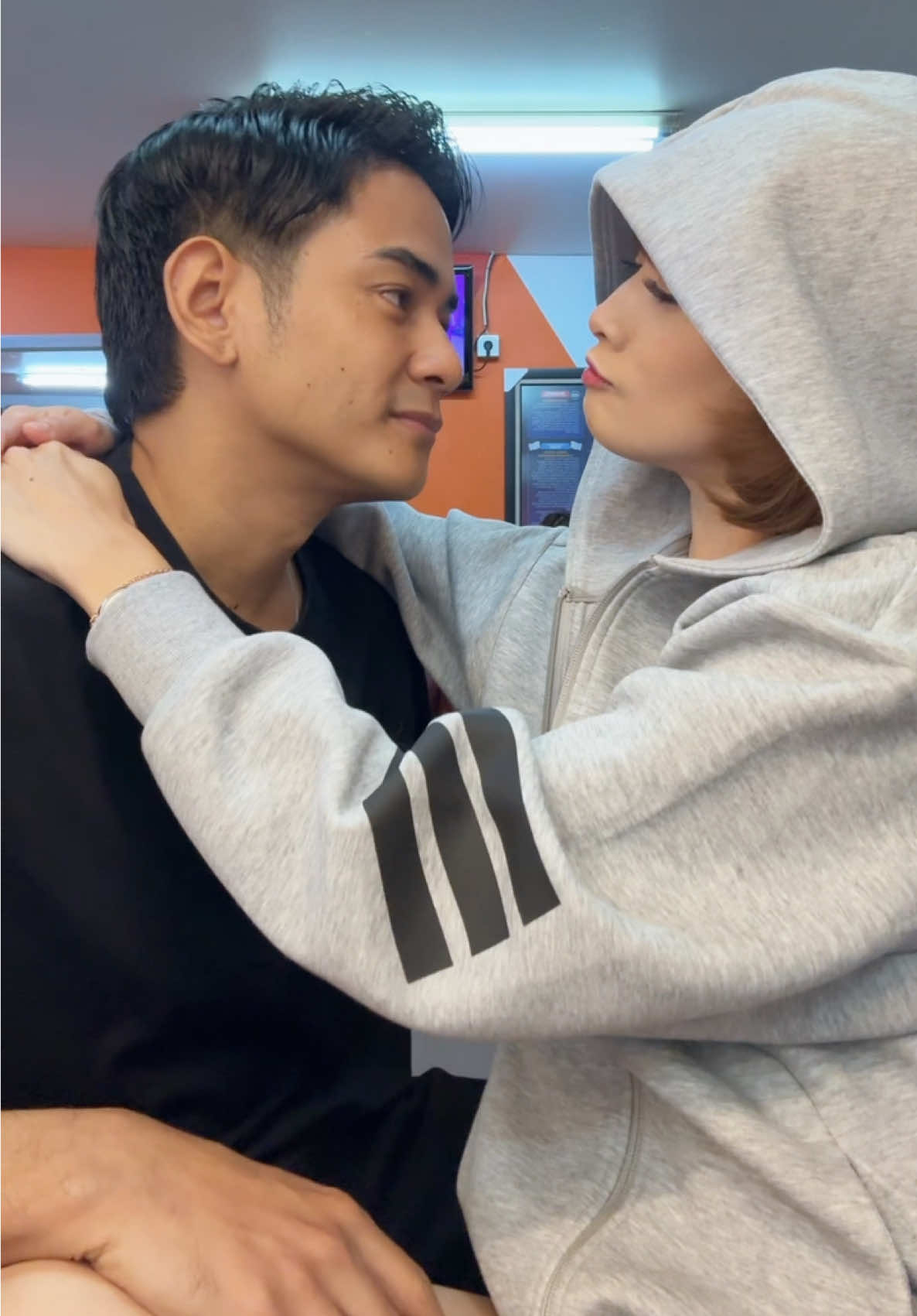 @Dwiandhika is my crush ketika gw blm nyemplung di dunia entertaiment,dan naksirnya pas di film doi yg me vs higheels 🫣 ada yg msh inget film nya?