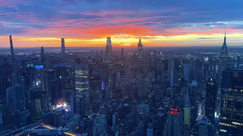 A new day rises over New York City 🌆🗽 #edgenyc #nycsunrise #nycskyline #nycviews #nyctimelapse