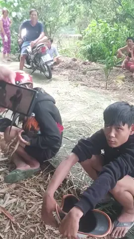 sau bao ngày chờ đợi thì bé đã bị bế lên lên phường