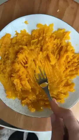 PÃOZINHO DE ABÓBORA RECHEADO perfeito 🤌 Sem glúten e saboroso demais!!! INGREDIENTES: - 1 xícara de abóbora cozida e amassada - 1 colher (sopa) de azeite de oliva - 1 ovo - 1 colher (chá) de sal - 1 e 1/2 xícara ou até dar ponto de mix de farinhas sem glúten - Recheio de sua preferência MODO DE PREPARO: Em um recipiente misture a abóbora, o azeite, o ovo e o sal. Acrescente o mix de farinhas até obter ponto de desgrudar das mãos. Pegue porções da massa, abra com o rolo e corte/ molde no formato desejado.  🥟 Pastel e pãozinho recheado: Coloque em forma untada e pincele gema de ovo e salpique as sementinhas. Asse em forno preaquecido a 200 graus por cerca de 30 minutos ou até ficarem assados. 🍕 Pizza: Pré-asse os disquinhos por 15 minutos a 200 graus, tire do forno e finalize com os ingredientes de sua preferência. Leve ao forno novamente por alguns minutos. receita da maravilhosa @Nutri Larissa Zutter 