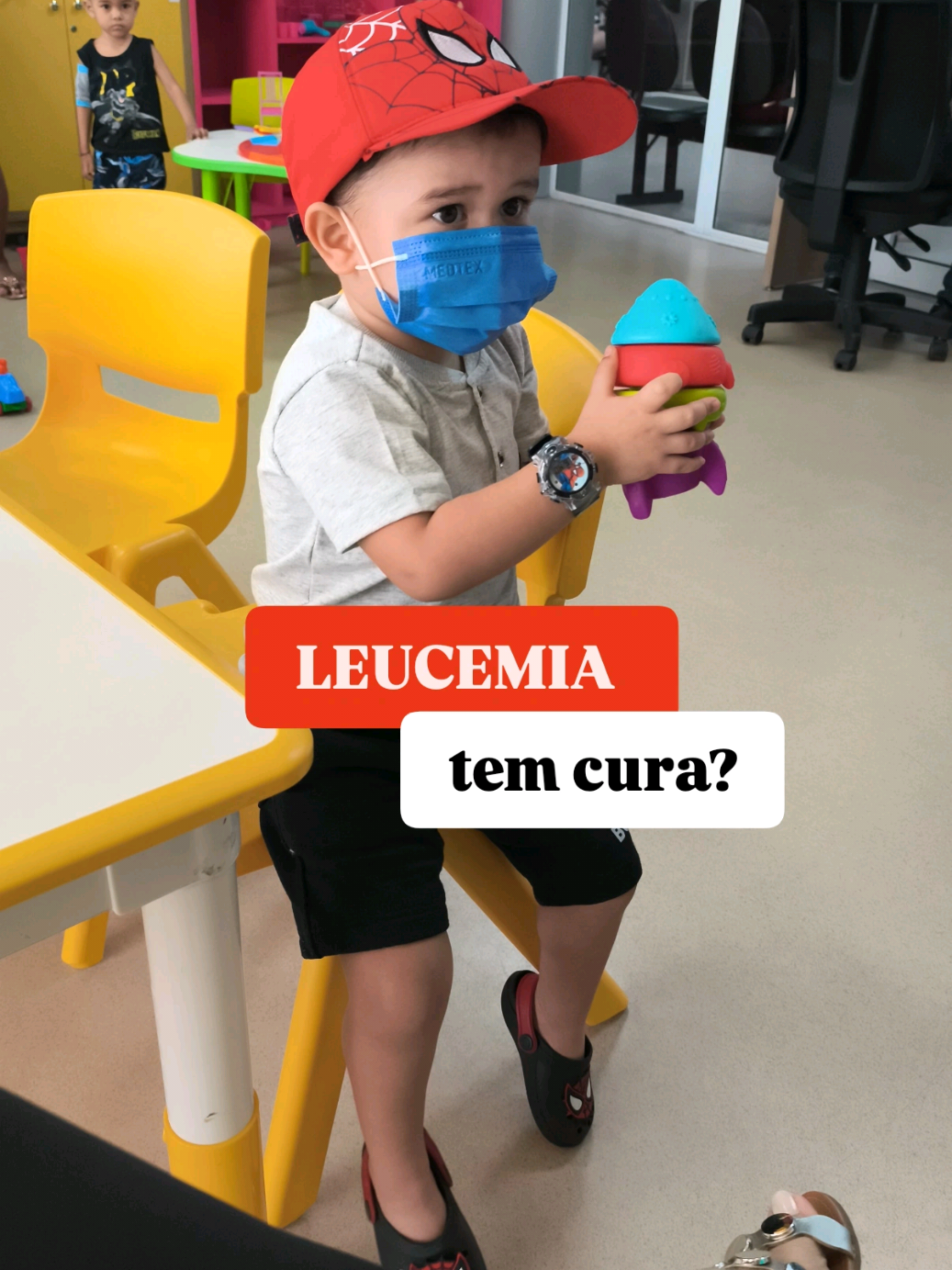  LEUCEMIA tem cura?  Sim, a leucemia tem cura, principalmente quando diagnosticada precocemente. As chances de cura são maiores com o tratamento adequado e dependem do tipo de leucemia, da idade do paciente e de fatores como o diagnóstico precoce.    A Leucemia do Bruninho é a LLA ( Leucemia Linfoblastica Aguda), que é o tipo de câncer mais comum em crianças. As taxas de cura desse tipo de leucemia são cerca de 90% em crianças e 40% em adultos. Os tratamentos principais incluem quimioterapia e, em alguns casos, transplante de medula óssea.  O Bruninho foi diagnosticado precocemente e no estágio inicial da doença. Após o primeiro bloco de quimioterapia a medula óssea dele já estava limpa da doença e permanece assim até agora, porém o tratamento com as quimioterapias continuam por dois anos para que as células cancerígenas não voltem a aparecer novamente. Como relatei em outro poster, o tratamento dele ainda está no início e ainda temos um longo percurso pela frente, mas confiamos em um Deus de cura e cremos que em Nome de Jesus essa doença não irá mais voltar e nosso Bruninho será declarado curado para honra e glória do nosso Deus. 🙌 #leucemialla #leucemia #leucemiainfantil 