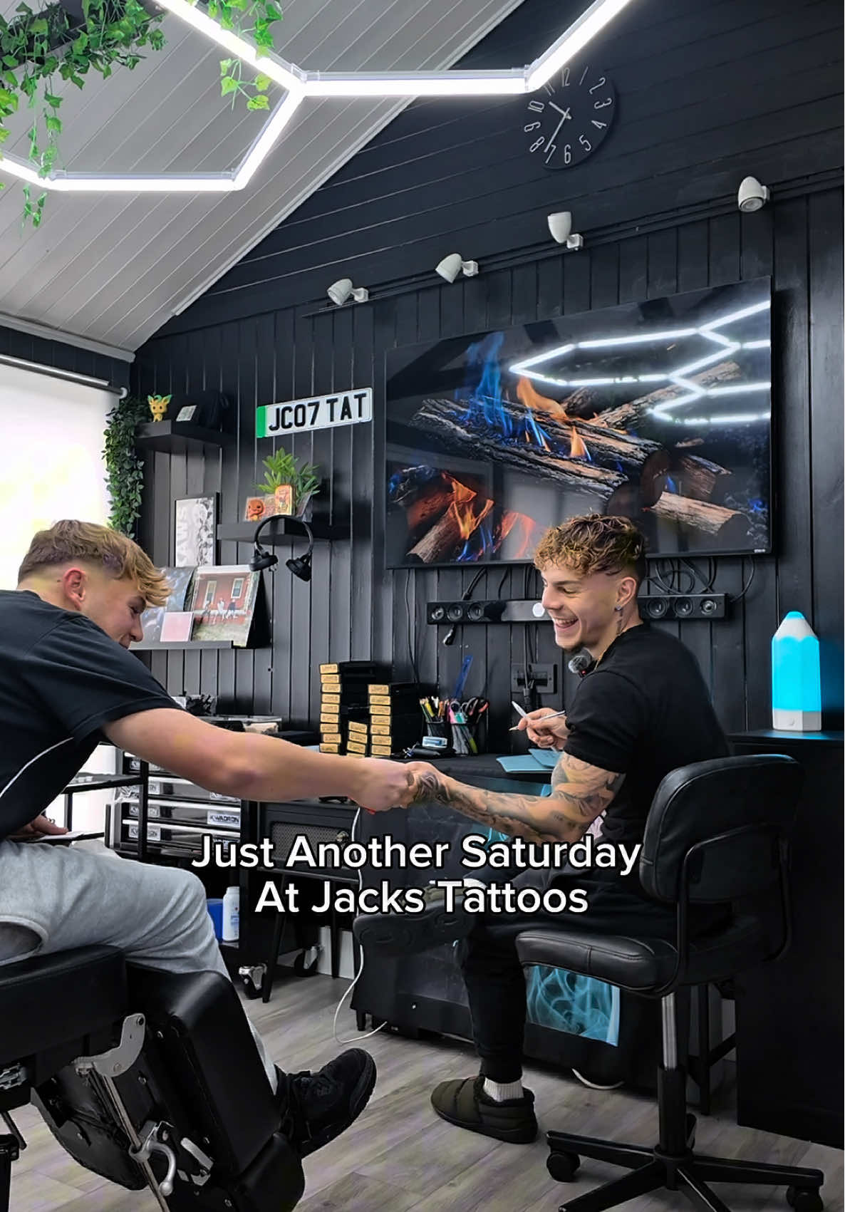 Just Another Saturday 👀 #tattooartist #tattooday #viral #fyp #tattoostudio 