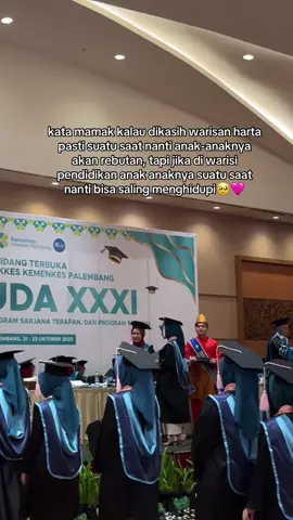 terimakasih mamak dan bapak, sekarang aku sadar bahwa warisan paling berharga adalah pendidikan🥺❤️ #wisuda #palembang #poltekkeskemenkes #alhamdulillah 