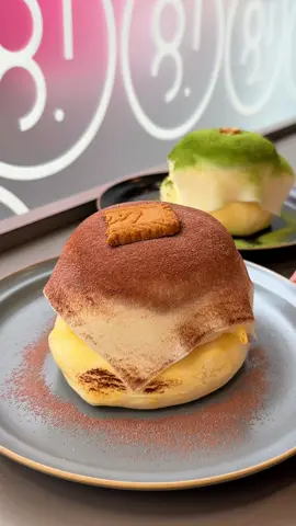 ふわっふわのチョコ大福パンケーキ🍫 　 ◎チョコ大福パンケーキ ¥1200    📍福岡／久留米 【店名】cafe stand 10.8 【住所】福岡県久留米市通町107-13 高山ビル1F   【時間】11:00 ～ 18:00 【定休】火曜日 　 ##福岡グルメ##japanesefood