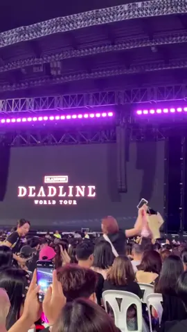 Blackpink and audience paying respect for the late Queen Sirikit. 1 minute stand in silence. #DEADLINE_IN_BANGKOK #LISA #ROSÉ #JISOO #JENNIE 
