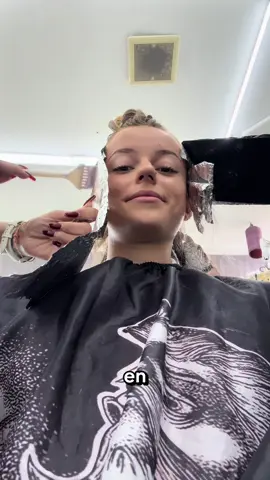 On test les balayages blond sur une île en Thaïlande 🙀 Non en vrai j’abuse, c’était vraiment super chouette, le personnel était adorable, j’ai passé un super moment !!  ##crashtest##coiffeur##thailand🇹🇭