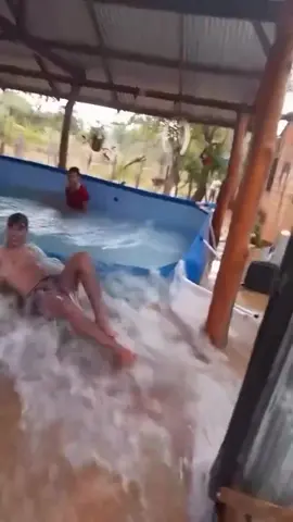 When your friend ruins the whole swimming pool in one jump 😭💦 #funny #friends #pool #fail #comedy 