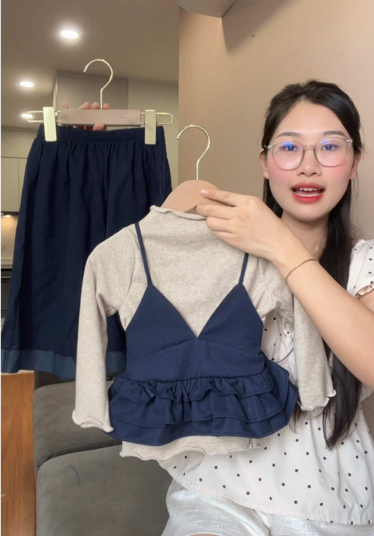 Set này con mặc xinh mà có gu lắm nha, chất jean thì mềm lắm ạ #thoitrangtreem #shibabyshop #dothudongchobe 
