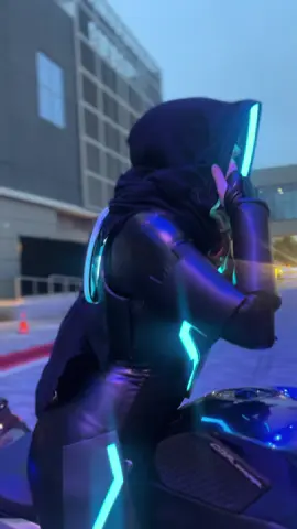 Guys, we finally did the shoot last night. 🥹 after months of you all following along with my progress, meeting new people, finding a biker in OKC, AND fixing lights, we finally reached the finish line! Shoutout to @Rhi for getting videos! #tronlegacy #cosplayers #okc #okcmotorcycles #tron 