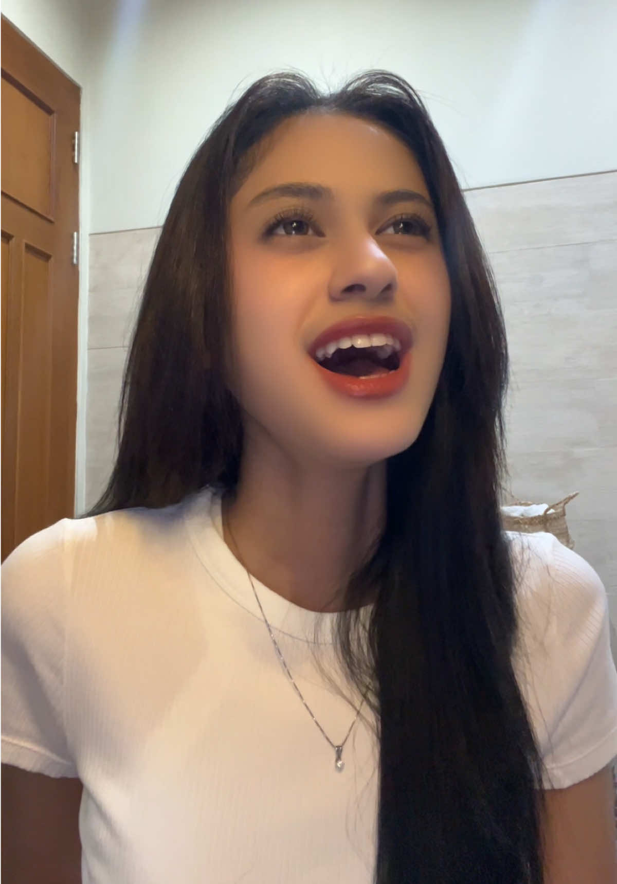 kangen itu sederhana. cuma pengen duduk di sebelah abi, tanpa mikir waktu, tanpa mikir jarak. makin besar, makin paham kalau waktu bareng abi itu berharga banget. aku tumbuh dewasa, ternyata tumbuh juga jarak di antara kita. kapan kita jalan bareng lagi? kapan kita ketawa-ketawa lagi? kita masih ketemu, tapi jarang yaa bi. dulu abi doang yang sibuk. sekarang aku udah sibuk juga. kangen bi. kangen suasana waktu abi masih sering di rumah jakarta. semoga jarak ini cuma bikin kita makin sayang, bukan makin jauh. di setiap langkah aku tumbuh, ada bagian kecil dari abi yang selalu ikut. asila sayang abi. @abiramzi76 🤍 #VoiceEffects 