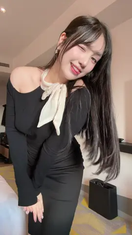 この服装あまりにもOLすぎる👓