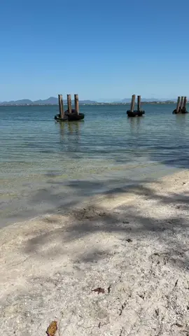 Praia do pneu 25/10, o melhor cantinho ho da lagoa quando o vento está forte , um luxo, fecha com o pai que o pai só te coloca na boa bb @pousadadasflorespraiaseca Mais Detalhes,  chama no zap 22 988469405 