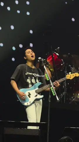 🦊 : 어때 그 남자 나 보다 더 나?                     250927 thedecadeinbkk  #thedecadeconcert #데이식스 #youngk #day6 #day6concert 