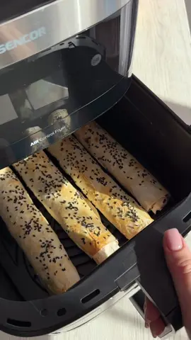 ТОП 3 корисних страви в мультипечі🤤 завдяки ним я схудла на 10 кг🔥 Мультипіч Sencor Vita SFR9000SS, можна придбати у MOYO @MOYO.ua за солодкою знижкою та  з безкоштовною доставкою до магазину🔥 Потужна, бюджетна, має містку чашу на 9 л і автоматичні програми, які готують фрі, курку, овочі, рибу в 1 клік👌🏻 ✅Соковите куряче філе 2 філе, 2 ст.л. олії, 2 ст.л. соєвого соусу, по 1/3 ч.л. солі і перцю, по 1 ч.л. паприки і сухого часнику 👉🏻зʼєднуємо філе, олію, соєвий і спеції, перемішуємо і залишаємо на 20 хвилин. запікаємо в мультипечі при 180 градусах 25 хвилин і після запікання вкутуємо в фольгу, щоб зберегти соковитість… або одразу подаємо і смакуємо. ✅Ватрушка з ягодами  180 г сиру 1 яйце 1 ст.л. цукру або підсолоджувач 1/2 розпушувача 1,5 ст.л. борошна пшеничного або 1 ст.л. борошна рисового 🍒для начинки: 2 ст.л. сметани, 1/2 ст.л. цукру або підсолоджувача, 1 ч.л. крохмалю і ягоди 👉🏻для сирної основи змішуємо всі інгредієнти ложкою, викладаємо на пергамент і вологими руками формуємо ватрушку ~ 20 см діаметром. запікаємо 7 хвилин основу ватрушки при 180 градусах, викладаємо сметанну начинку і ягоди, печемо ще 7 хвилин. ✅Білкові ролліні в лаваші 1 уп тонкого лавашу(2 лаваша тонких) 600 г фаршу, сіль, перець, 1/2 цибулі 1 яйце для змащування, кунжут 👉🏻зʼєднуємо фарш, сіль, перець, подрібнену/натерту цибулю, викладаємо на лаваш, скручуємо в рулетики. рулетики викладаємо в чашу мультипечі, змащуємо яйцем, посипаємо кунжутом і печемо при 190 градусах - 20 хвилин.  смачнооого! #мультипіч #рецептивмультипечі #схуднення #дужесмачно #рецептидлясхуднення 