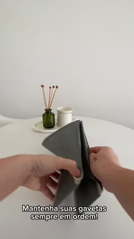 A colmeia organizadora com 24 divisórias, perfeita para deixar suas gavetas impecáveis, ideal para meias, roupas íntimas, acessórios e muito mais! #Organização #ColmeiaOrganizadora #DicasDeCasa #OrganizaçãoPessoal #CasaArrumada     