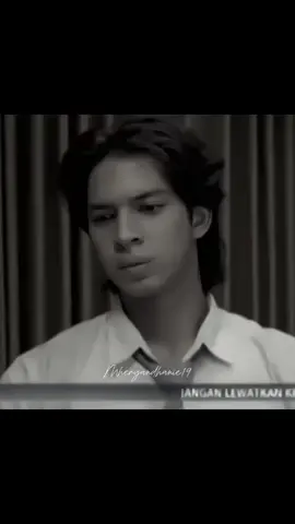 Dia berlari dari semua rasa takutnya, dia lawan semua rasa trauma nya, dia tahan semua sakit di hatinya. Dia diam dalam semua amarah yang tersembunyi, dia tertawa di balik tangisnya,sekejam inilah hingga dia di paksa terus sehat dan tertawa di dalam luka dan tamgisan nya🥺#aryamohan #raisamariee #agz #fyp #masukberanda 