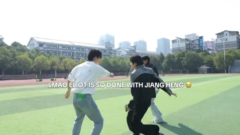 I’M WHEEZING AHAHHAHAH LMAO Eliot looks like he’s about to breathe fire at Jiang Heng 😭💀 #abodesire #eliothuang #oceanjiang #Desire4 #Desire4GroupVarietyShow 