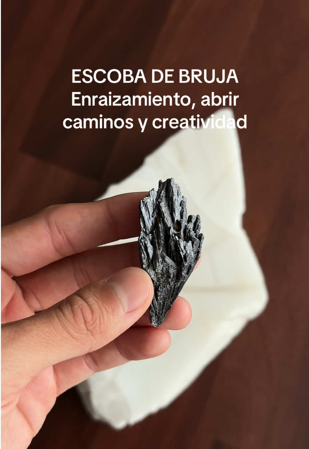 Para qué sirve la amatista, la crisocola, la escoba de bruja y la calcita verde? Aquí te lo contamos! Comenta un mineral y te digo cómo te ayudará! 🥰 . . . #cuarzos #lima #peru #minerales #cristales 