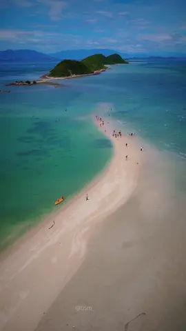 🌊 Diep Son Dao Phat Nam - a hidden gem in Khanh Hoa 🇻🇳 Here you can literally walk between islands on a natural sand path that appears when the tide is low 🏝️✨ Feels like walking on water – a surreal experience you’ll never forget 💫 #DiepSon #KhanhHoa #VietnamTravel #dulichvietnam #flycamvietnam 