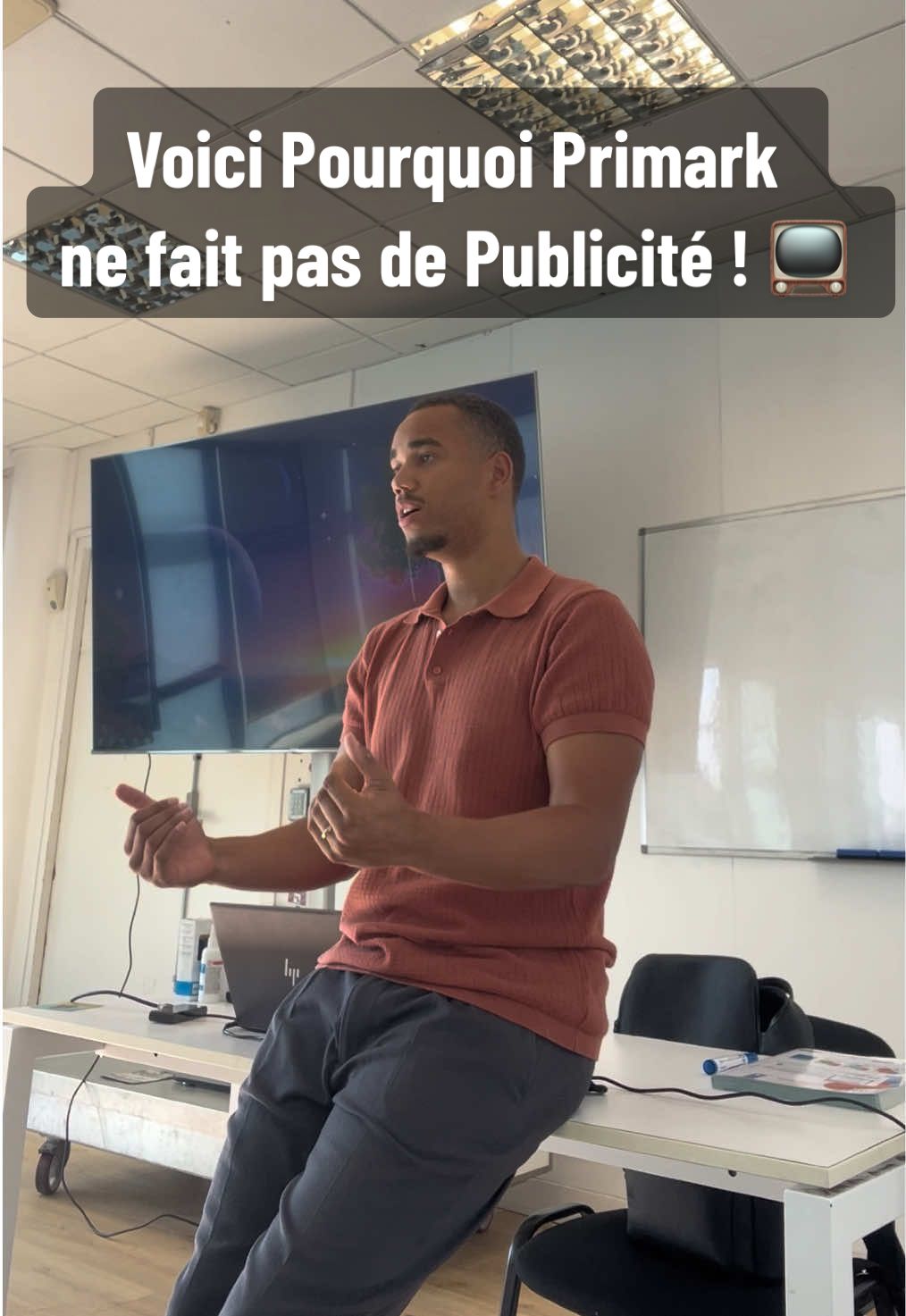 Pourquoi Primark ne fait pas de publicité ?  Le bouche-à-oreille est un levier essentiel du marketing : lorsque les consommateurs partagent spontanément une expérience positive. 💬 Certaines marques, comme Primark, le provoquent grâce à des prix attractifs qui donnent l’impression de faire une excellente affaire. 💸 D’autres misent sur les influenceurs, pour créer une recommandation perçue comme authentique Dans les deux cas, l’objectif reste le même : stimuler la conversation et renforcer la crédibilité de la marque. 🎯 Coucou @Primark  #Marketing #BoucheAOreille #Communication #Primark #CoursDeMarketing 