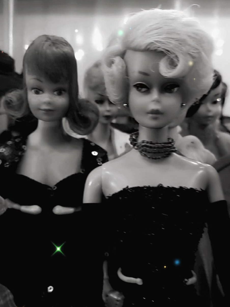 A quick look to the top floor of my Barbies closet #vintagebarbie #barbiecloset #dollcollector #barbiecollector #collezione 