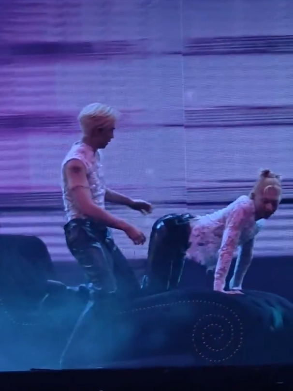 the dance break breaking the stage 😭🔥(stuck with you 2.0)  #ZeeNuNewCrazyInLoveConcert #ZNNCrazyInLoveConcert  #ZeePruk #NuNew #ZeeNuNew