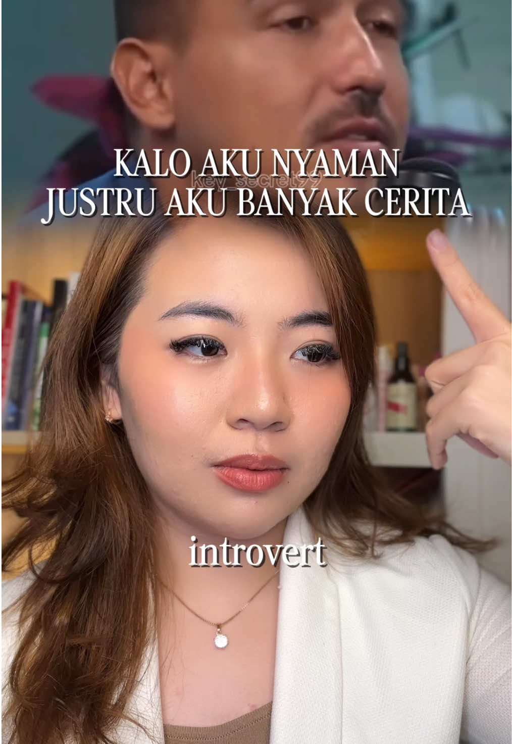 Katanya dia introvert, makanya selalu diem kalau lagi sama kamu. Tapi kok aneh ya… karena kalau benar-benar nyaman, harusnya justru kamu jadi tempat paling rame buat dia cerita. Nyatanya bukan soal kepribadian, tapi seberapa aman dia ngerasa sama kamu. Kalau seseorang bisa cerewet di depanmu, itu bukan karena dia banyak ngomong tapi karena dia percaya kamu mau dengerin. #hamishdaud #raisa #katanyakezia #sinicikezkasihtahu 
