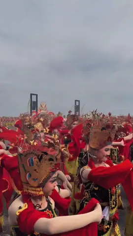 Tradisi Gandrung Sewu adalah sebuah festival tari kolosal yang diadakan setiap tahun di Banyuwangi, Jawa Timur, menampilkan ribuan penari yang melakukan tarian Gandrung secara serentak. Selain menjadi pertunjukan visual yang memukau, festival ini berfungsi sebagai upaya untuk melestarikan, memperkenalkan, dan mempromosikan kebudayaan serta identitas masyarakat Banyuwangi kepada publik luas, baik lokal maupun mancanegara.  #tanahjawa #adatjawa #sukujawa #jawapride #budayajawa #jawaculture #banyuwangi #gandrungsewu #jatim 