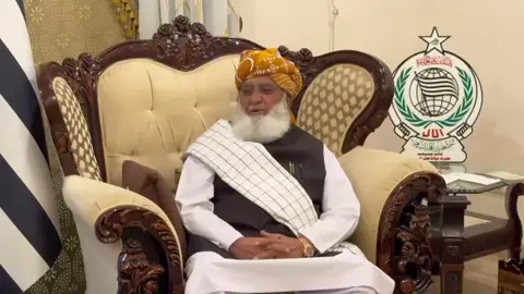 اسلام آباد: پاکستان میں برطانیہ کی سفیر جین میریٹ کی اسلام آباد میں جے یو آئی سربراہ مولانا فضل الرحمان سے ملاقات   پاکستان اور خطے کی سیاسی و سیکورٹی صورتحال پر بات چیت ملاقات میں باہمی دلچسپی کے امور سمیت خطے میں سیکورٹی کی صورتحال پر بات چیت    پاک برطانیہ تعلقات بڑھانے پر اتفاق جلال الدین ایڈوکیٹ، انجنئیر ضیاء الرحمان ملاقات میں شریک تھے میڈیا سیل جےیوآئی پاکستان