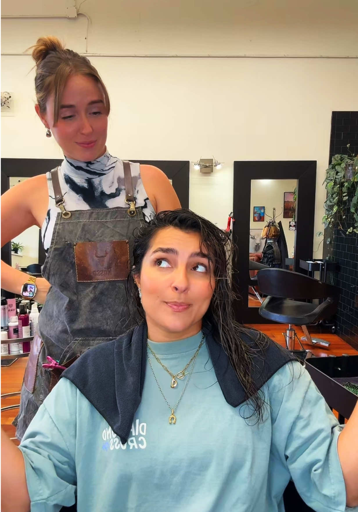 When you need a change call your bestie who’s a hairstylist 💇🏻‍♀️ @Nat🤟🏻 we have too much fun doing anything haha ilyyyy ❤️ we went shorter 🙊 #haircut #hairstyle #BeautyTok #hairstyleinspo 