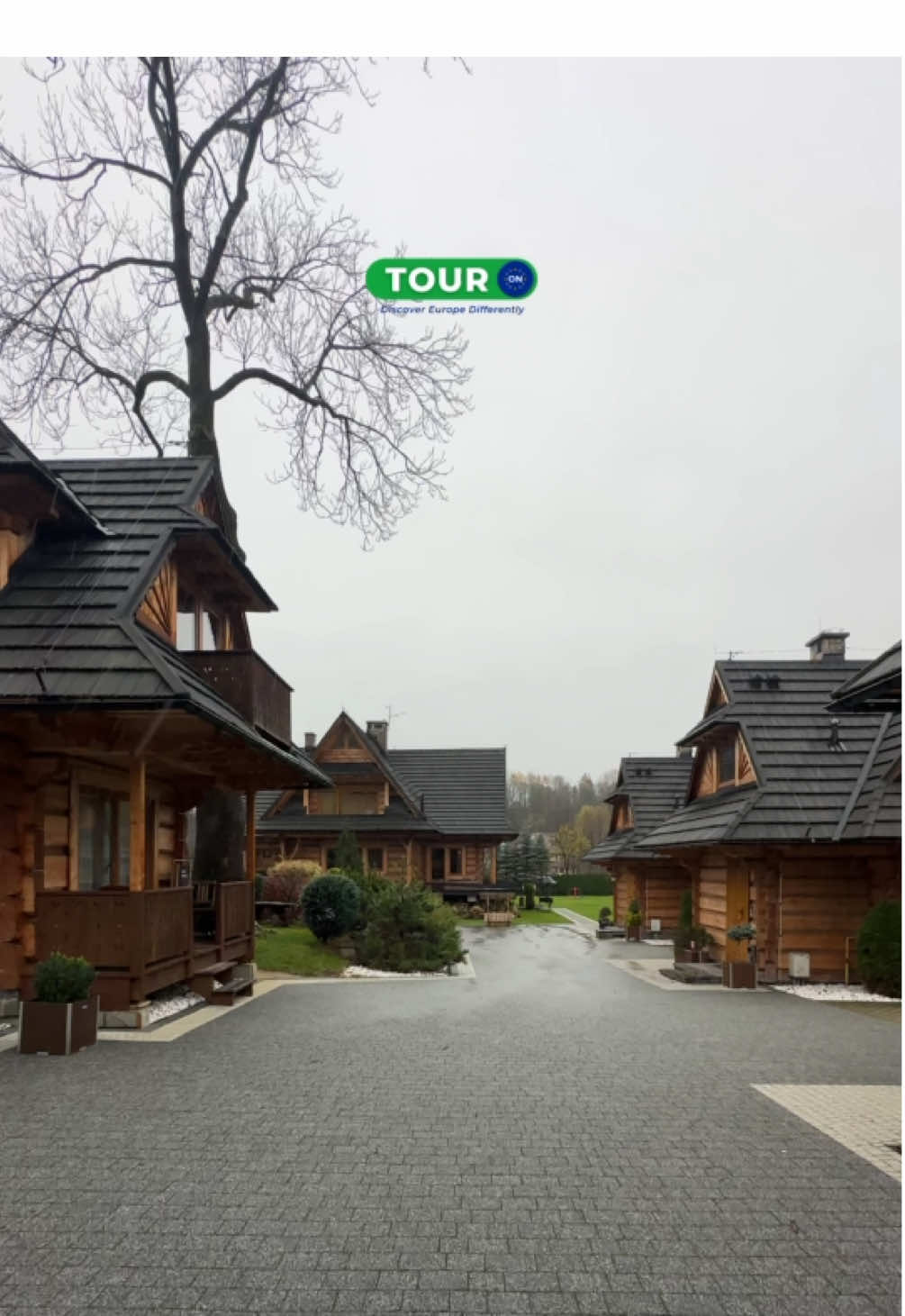 الكوخ موجود في مركز مدينة زاكوباني. وعدد الأكواخ فقط ٦ أكواخ. كل كوخ يحتوي على غرفتين نوم وحمّامين. ويمكن إضافة الإفطار أو بدون إفطار حسب الرغبة. أفضل موقع في قلب زاكوباني فقط عندنا. للحجز أو الاستفسار تواصلوا معنا عبر الواتساب: +48 572 084 884 شكرًا على المشاهدة