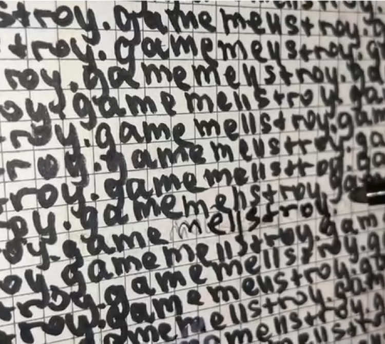 Сделал огромный логотип и надпись Mellstroy.game на стене, полностью из множества маленьких надписей Mellstroy.game. Потратил 3–4 дня, 6 маркеров. Очень надеюсь, что залетит и что Мелстрой заметит мою работу — хотел поучаствовать в конкурсе, но с этим хештегом сейчас какая-то каша, непонятно, что там происходит.  На выигрыш квартиры не рассчитываю, но думаю, на какую-то копейку шанс всё-таки есть 😄 Главное, что вложил душу 💪🔥 @mellstroy #mellstroy #mellgame #game #mellstroygames #mellstroyfan 