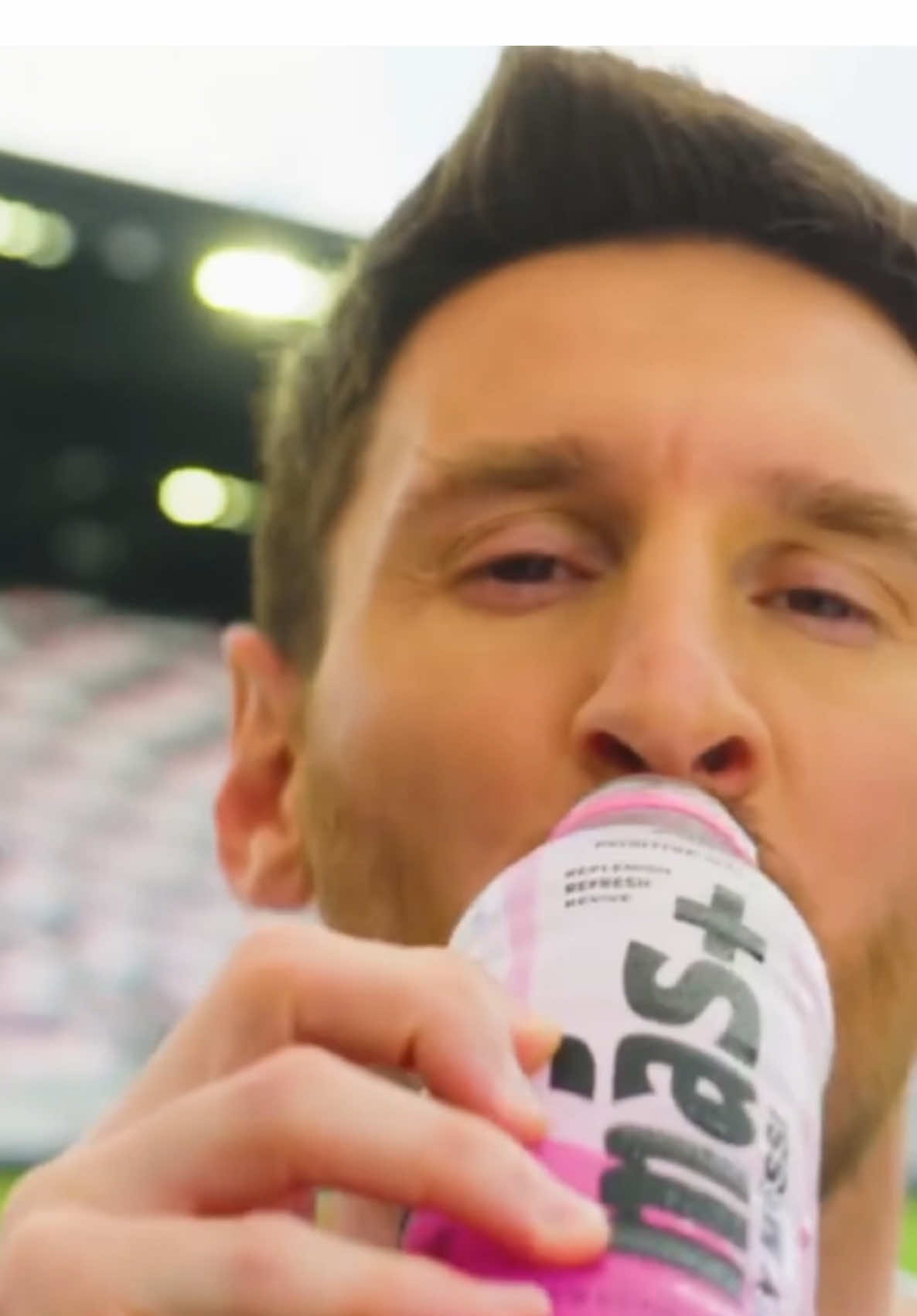 Messi ha vuelto a Barcelona. Lo ha hecho con su nueva bebida Más+ en España.  #publi #leomessi #masbymessi #futbol #deporteesentiktok 