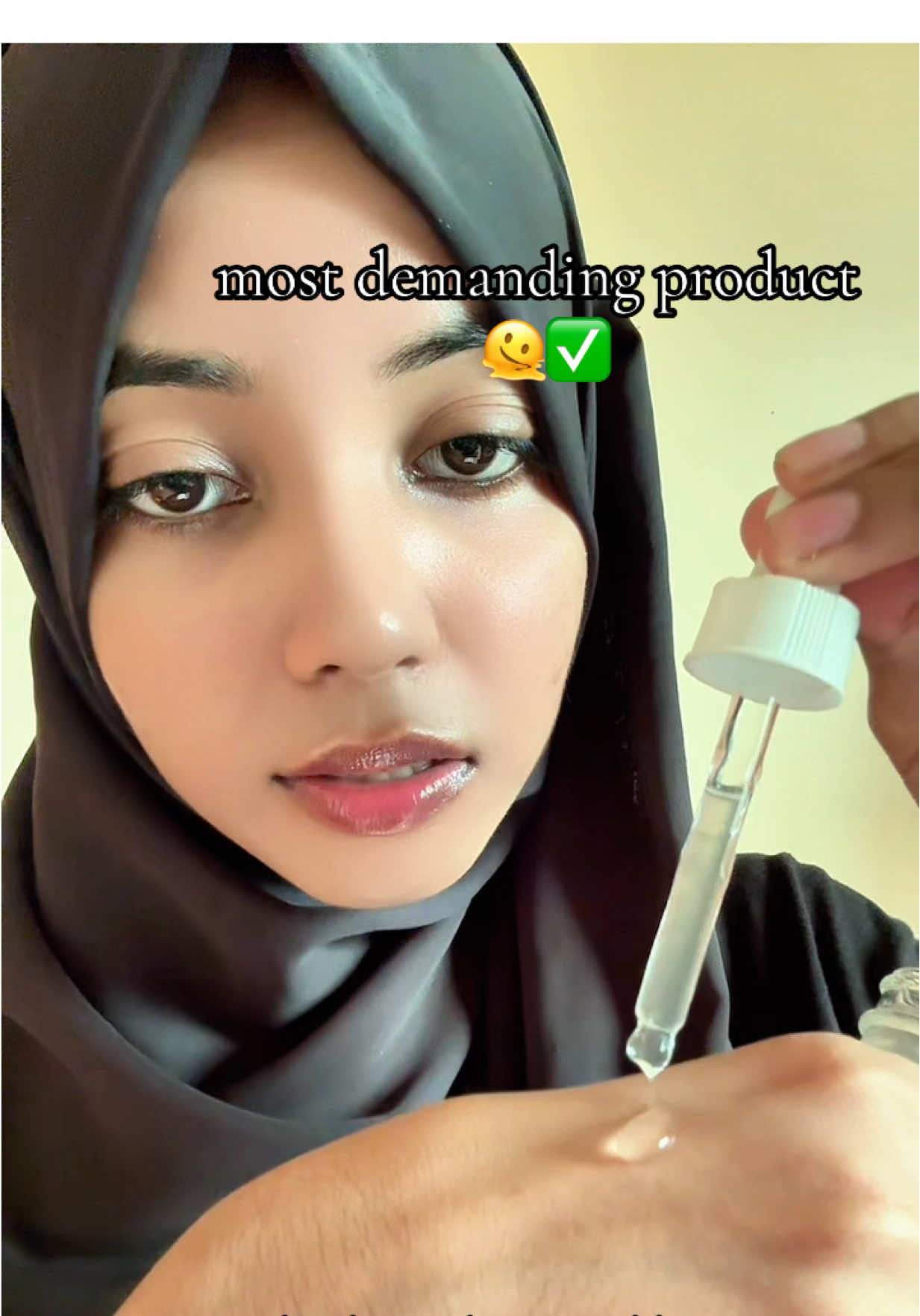 most demanding product  🫠✅ স্কিন কেয়ার প্রোডাক্ট এর মধ্যে এই সিরামটিকে   বলা যায়  আমার প্রথম ভালোবাসা 🥹🥹 𝐓𝐡𝐞 𝐎𝐫𝐝𝐢𝐧𝐚𝐫𝐲 𝐍𝐢𝐚𝐜𝐢𝐧𝐚𝐦𝐢𝐝𝐞 𝟏𝟎% + 𝐙𝐢𝐧𝐜 𝟏% যারা কোনো সিরাম ব্যাবহার করে ফল পাচ্ছেন না এটা অবশ্যই কাজ করবে। 👉 কার্যকারিতাঃ 💥 ব্রাইট করবে। 💥পোর মিনিমাইজ করবে। 💥 একনি ও পিম্পল রিমুভ করবে। 💥 রেশ দূর করবে। 💥 ব্লেমিসেস রিমুভ করবে। 💥 রেড এ্যাকনি মার্ক রিমুভ করবে। 💥 স্কিন কে হাইড্রেটিং করে। 💥 পোর বা একনের গর্ত কমায় 💥 সেবাম অয়েল প্রোডাকশন কমায়। 💥 ব্যবহারঃ প্রতিদিন রাতে ও সকালে পরিষ্কার শুকনো ফেইসে এ ২/৩ ফোটা ক্রিম ব্যাবহার এর পূর্বে লাগাতে হবে  । দিনে সানস্ক্রিন ব্যাবহার করলে আরো বেশি ভালো হয়। বিঃদ্রঃ এটি ব্যাবহার এর সময়  ভিটামিন সি এড়িয়ে চলুন । ❌ 100% Authentic Ordinary Niacinamide Serum. 💥এটা বেস্ট একটা সিরাম😍 যাদের সেনসেটিভ স্কিনে বড় পোরস+ব্রন+পিম্পেলস+দাগ ও পিগমেন্টেশন এর সমস্যা আছে তাদের জন্য পারফেক্ট #serum #bestserum #skincareproducts #skincare #tiktokbdofficial @TikTok @For You @TikTok Bangladesh 