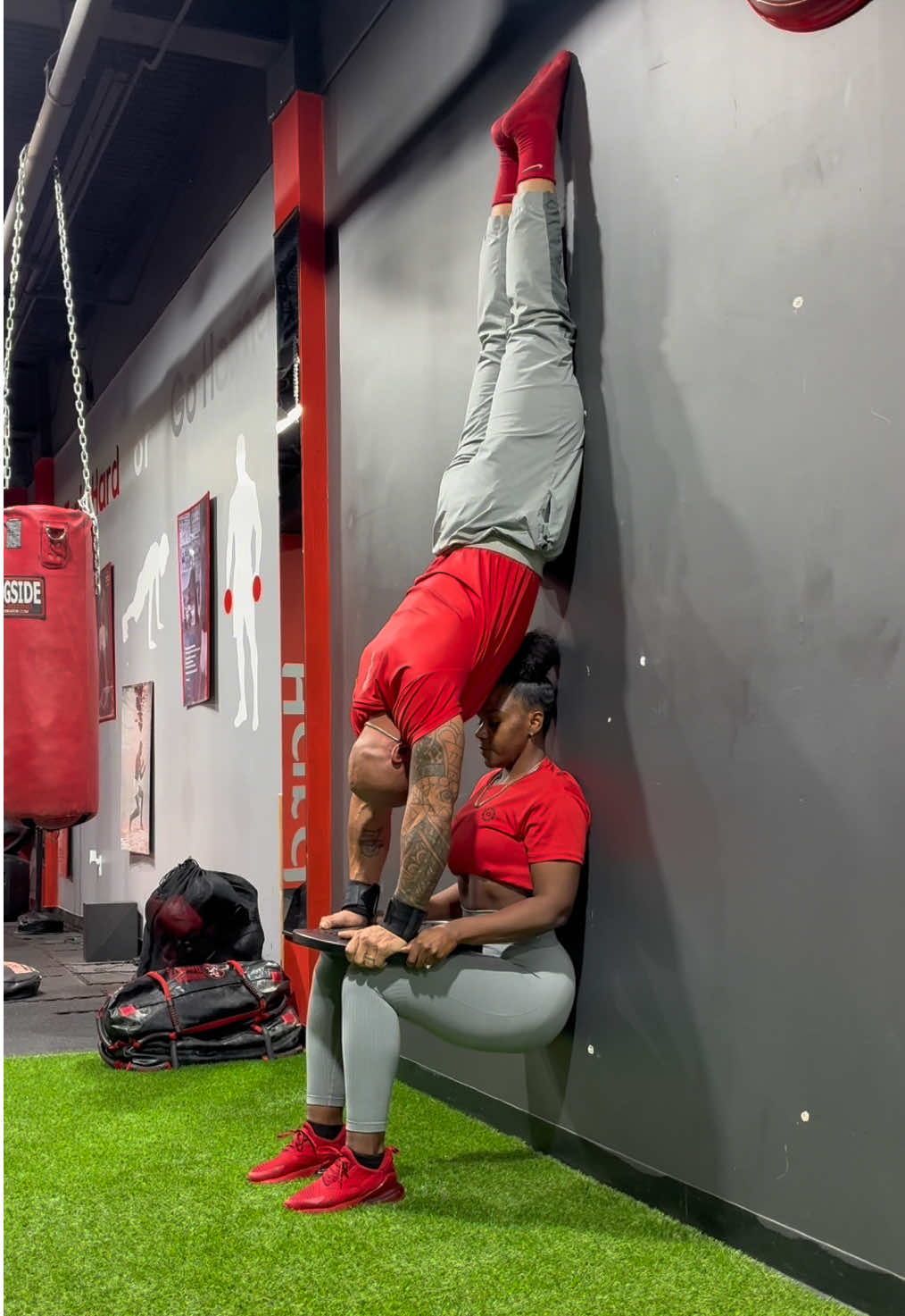 OMNÏA Fit Club Challenge 💪🏽❤️ Grab your partner and try this out! Teamwork, balance, and a little bit of fun 🔥 Think you can top this? Drop your challenge ideas below and we might just take it on next 👇🏽  #OmniaFitClub #CouplesChallenge #StrongerTogether 