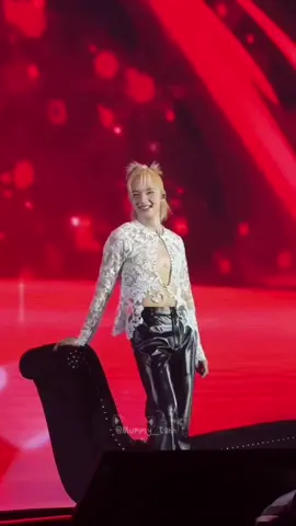 Dance with a sofa like this🥰🥰 ZEENUNEW 2ND CONCERT #ZNNCrazyInLoveConcert #nunew  Cttro 📷