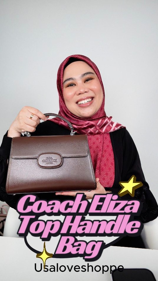 👜 COACH Eliza Top Handle Bag in Maple (CT852) – RM1090

Classy, polished & powerful – the COACH Eliza Top Handle is that elevated everyday bag you’ve been searching for, Bestie 😍

✨ In timeless Maple brown, this structured beauty features:

Refined pebble leather for that soft yet luxe texture

Sleek top handle & optional shoulder strap for versatile wear

Spacious interior with multiple compartments (muat phone, wallet, lip balm semua)

Gold-tone hardware that completes the high-end look

Sesuai sangat untuk kerja, events, atau lepak brunch – nampak effortless tapi mahal 💼💋

💸 RM1090 only 