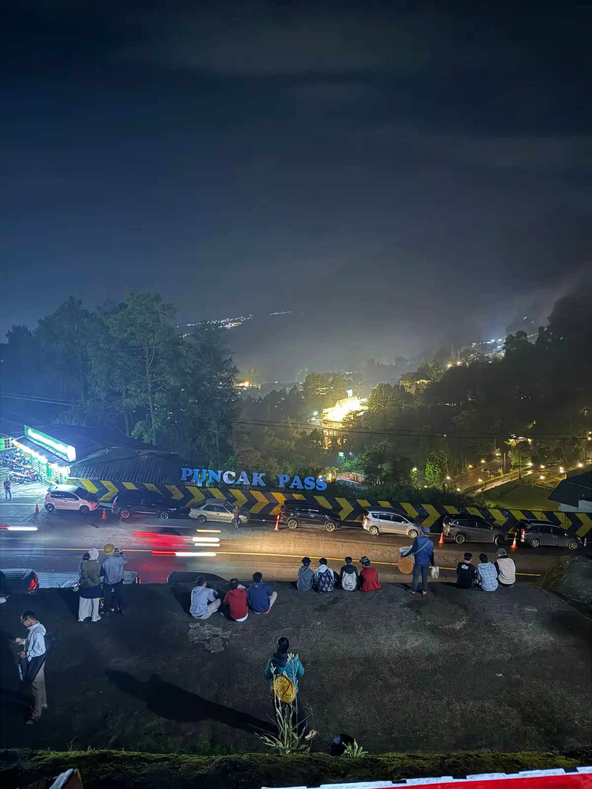 Makan mie indomie dipuncak memang paling nikmat 🤣#kulinerpuncak #warpatpuncak #puncakbogor #indomie 