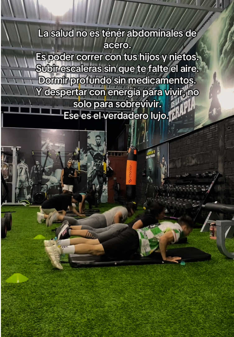 La salud no es tener abdominales de acero. Es poder correr con tus hijos y nietos. Subir escaleras sin que te falte el aire. Dormir profundo sin medicamentos. Y despertar con energía para vivir, no solo para sobrevivir. Ese es el verdadero lujo. #empowerfit #GymTok #entrenamiento 