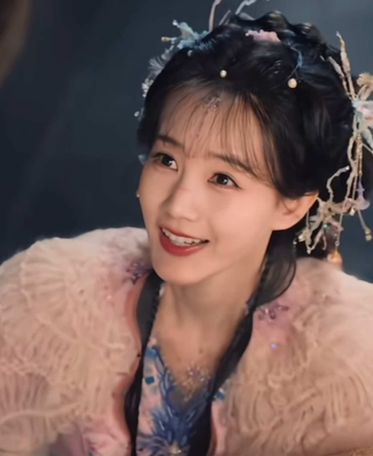 Thế ý anh, Đồng Đồng là người nhà rồi à 🤭🤭🤭 Không phải vì cổ sờ soạng linh tinh mà là vì đang có người ngoài hỏ 🤭🤭🤭 Mà vị huynh đài kia chắc nội tâm cũng gào thét dữ lắm, chơi với Phú Quý từ nhỏ mà giờ ảnh buông hai chữ 