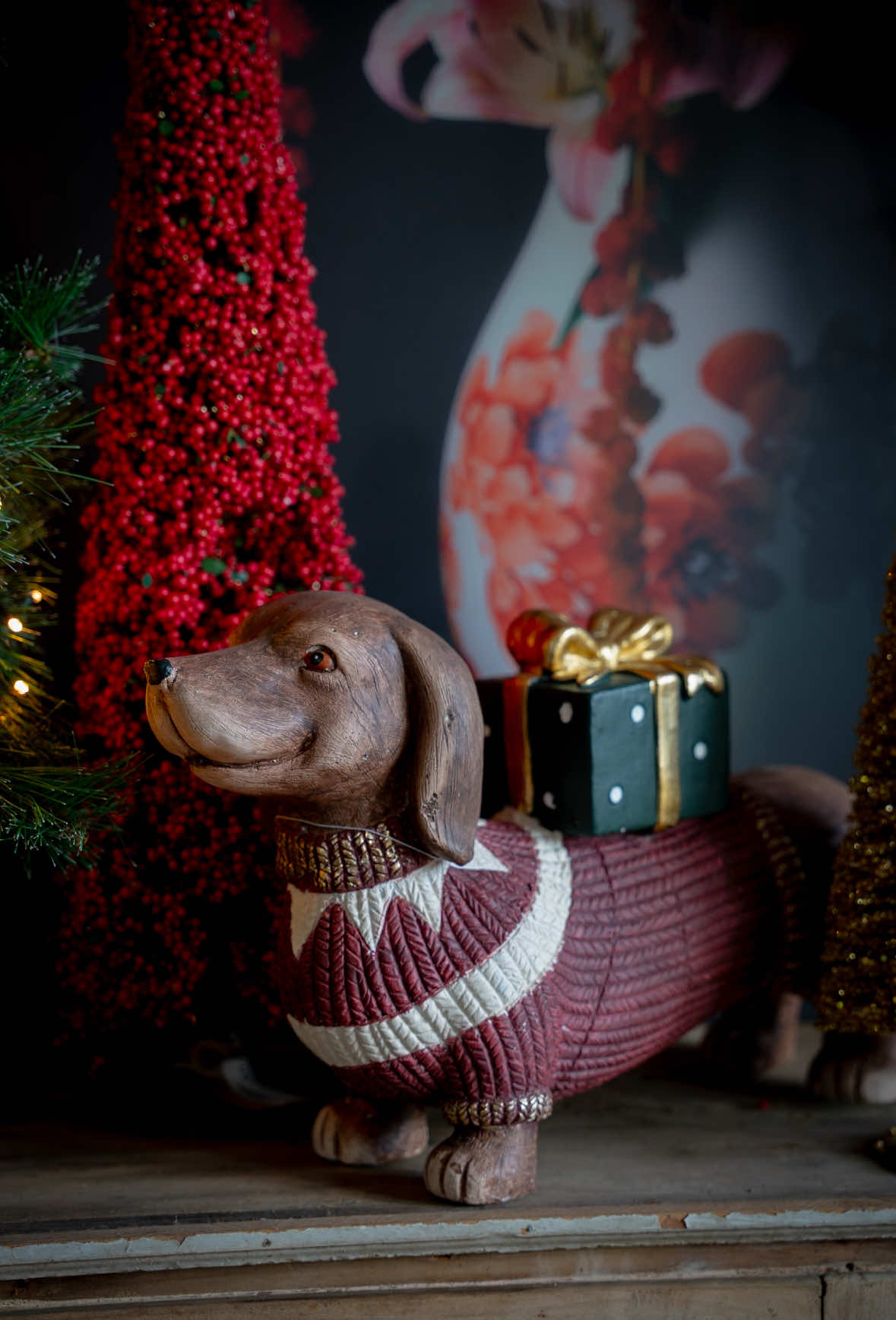 De ultieme kerst teckel  is hier! 🎄🦴 Deze schattige kerst teckel met een feestelijke trui en cadeautje op de rug brengt direct warmte en sfeer in jouw huis. Perfect om onder de kerstboom te zetten of op een dressoir. ✨ Nu online te shoppen in de aanbieding €49,95! Wees er snel bij – op = op, en deze vrolijke kersttopper wil jij écht niet missen! #kerst #beeld #teckel #hond #christmas 