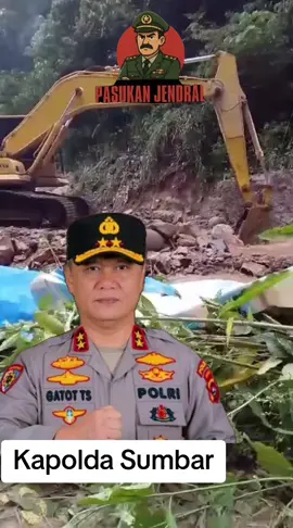 Warga Semakin Geram, Aktivitas PETI di Pasaman Makin Menggila Diduga Pemerintah Setempat Tutup Mata Pasaman, Sumbar Gelombang kemarahan warga Pasaman semakin memuncak. Aktivitas pertambangan emas tanpa izin (PETI) atau ilegal mining yang diduga menggunakan alat berat jenis excavator kembali menjadi tontonan sehari-hari di berbagai titik wilayah Kabupaten Pasaman, Provinsi Sumatera Barat. Sabtu 25/10/2025. Alih-alih menunjukkan tanda pemberantasan, aktivitas ilegal ini justru seolah dilestarikan. Excavator diduga milik pengusaha bebas melintas di jalan umum yang baru saja diperbaiki warga, tanpa peduli kerusakan parah yang kembali ditinggalkan di belakangnya. Pemerintah? Diduga hanya bungkam, pura-pura tidak melihat. Jalan Baru Diperbaiki, Kembali Hancur Dihajar Excavator Di kawasan Kampung Mangkumang, Lubuk Parupuk, Jorong Sepakat, Nagari Simpang Tonang Selatan, Kecamatan Duo Koto, satu unit excavator kembali terpantau melintas pada Kamis 23/10/2025. Baru dua hari warga menambal jalan tersebut menggunakan semen swadaya, kini hasil jerih payah mereka hancur lagi hanya dalam hitungan jam. “Kami ini harus mengadu sama siapa? Dua hari kami memperbaiki jalan di depan kedai, sudah lewat lagi alat berat. Geram rasanya. Kami bukan orang tak punya pemerintah,” keluh pemilik kedai dengan nada kecewa saat ditemui awak media. Saat dikonfirmasi melalui WhatsApp, pihak yang mengaku sebagai pemilik alat dengan inisial RNC hanya menjawab singkat bahwa benar excavator itu miliknya. Namun ia tidak memberikan penjelasan detail perihal izin melintas ataupun tujuan alat berat tersebut dibawa ke lokasi. Instruksi Gubernur Seolah Hanya Kertas Tak Bertaring Lebih ironis lagi, persoalan ini muncul di tengah gencarnya instruksi Gubernur Sumatera Barat Nomor 2/INST 2025 mengenai pencegahan, penertiban, dan penegakan hukum terhadap PETI. Alih-alih dilaksanakan, instruksi itu justru tampak hanya menjadi pajangan, tak lebih dari arsip tanpa nyawa. Warga mengaku bingung. Apakah pemerintah benar-benar sedang memerangi PETI atau justru membiarkan lahan rusak sementara keuntungan mengalir pada segelintir pihak? Wali Nagari Ikut Keberatan Wali Nagari Simpang Tonang Selatan, Alfisar, juga menyuarakan kekesalan yang sama. “Tentu kami keberatan. Jalan nagari sudah dibangun pemerintah, tapi kalau alat berat terus dibiarkan melintas, sekejap saja rusak kembali,” ujarnya tegas. Di beberapa titik wilayah Kecamatan Duo Koto, aktivitas diduga PETI bahkan berlangsung terang-terangan. Lalu lintas alat berat bak parade tanpa hambatan, seakan hukum berhenti bekerja. Pertanyaan Menggantung: Siapa yang Bermain? Masyarakat menuntut jawaban. Siapa sebenarnya “bos besar” di balik lalu-lalang alat berat ini? Mengapa tindakan tegas tak kunjung datang? Instruksi Gubernur dianggap jelas, tapi mengapa di lapangan seperti sunyi tanpa penegakkan? Hingga berita ini diterbitkan, belum ada satupun pernyataan resmi dari Pemerintah Kabupaten Pasaman maupun aparat penegak hukum terkait aktivitas PETI yang diduga semakin menggila ini. Identitas dan izin alat berat yang melintas pun masih dalam upaya konfirmasi lebih lanjut oleh awak media. Sementara itu, warga hanya bisa menatap jalan yang kembali berlubang. Geram. Kecewa. Dan mulai kehilangan kepercayaan.